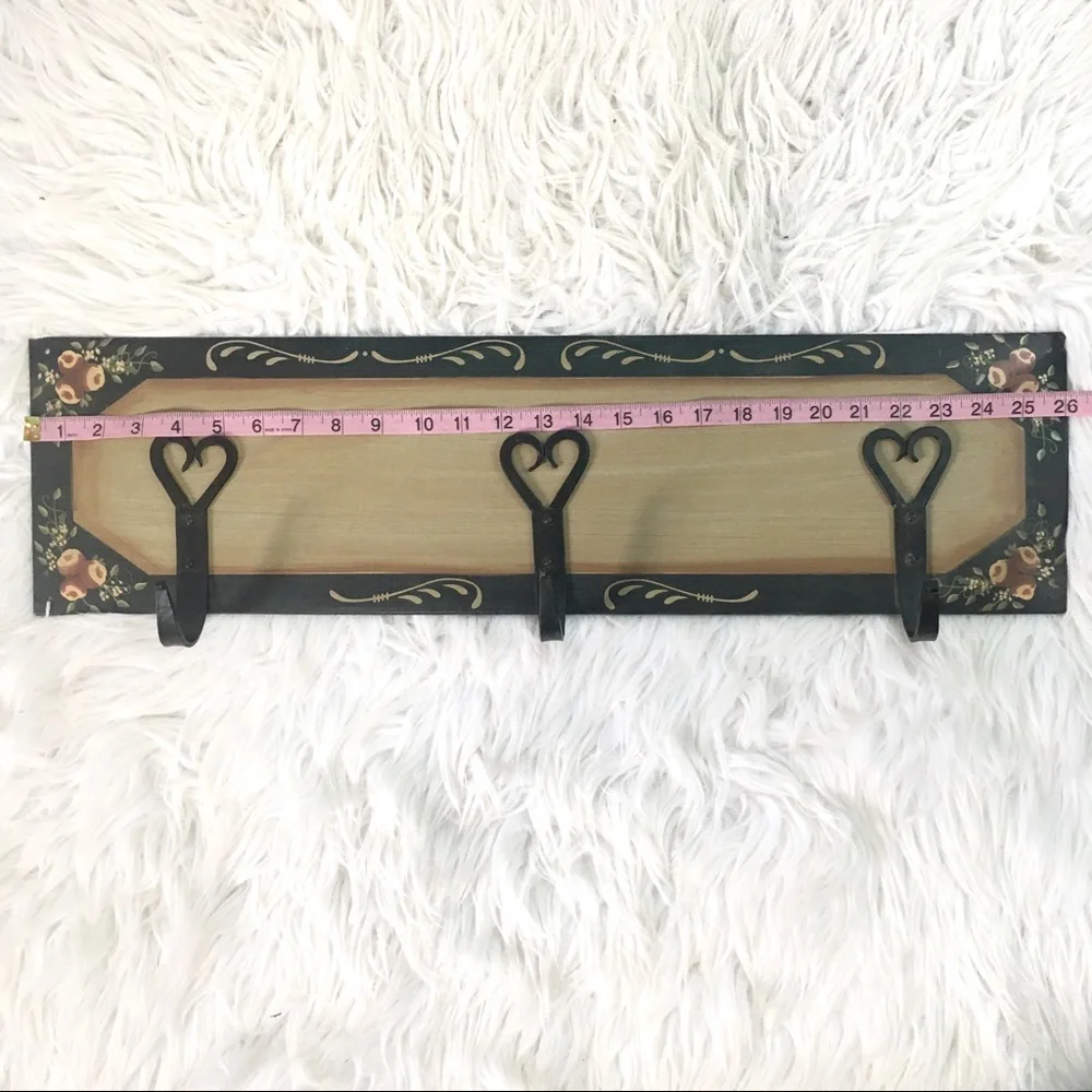 METAL PAINTED FLORAL COUNTRY SIGN WITH HOOKS